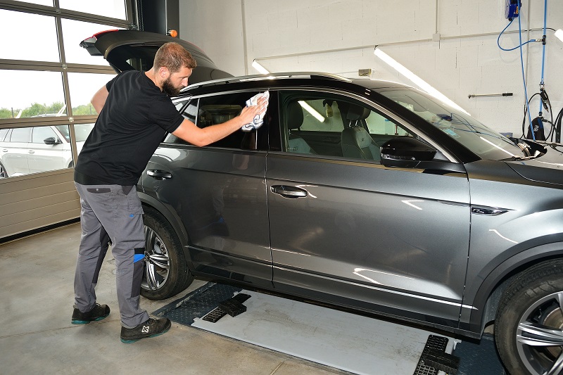 Les prestations complémentaires du Garage Hautbois Automobile -Nettoyage de votre voiture au Landreau